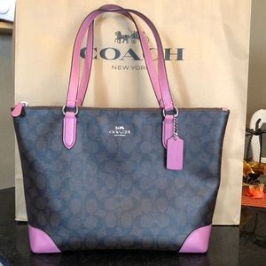 Coach Signature Zip Tote 💕